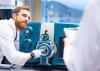 Check der Quelle eines Triple-Quadrupol-Massenspektrometers (Nahaufnahme)
